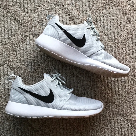 nike roshe one light grey